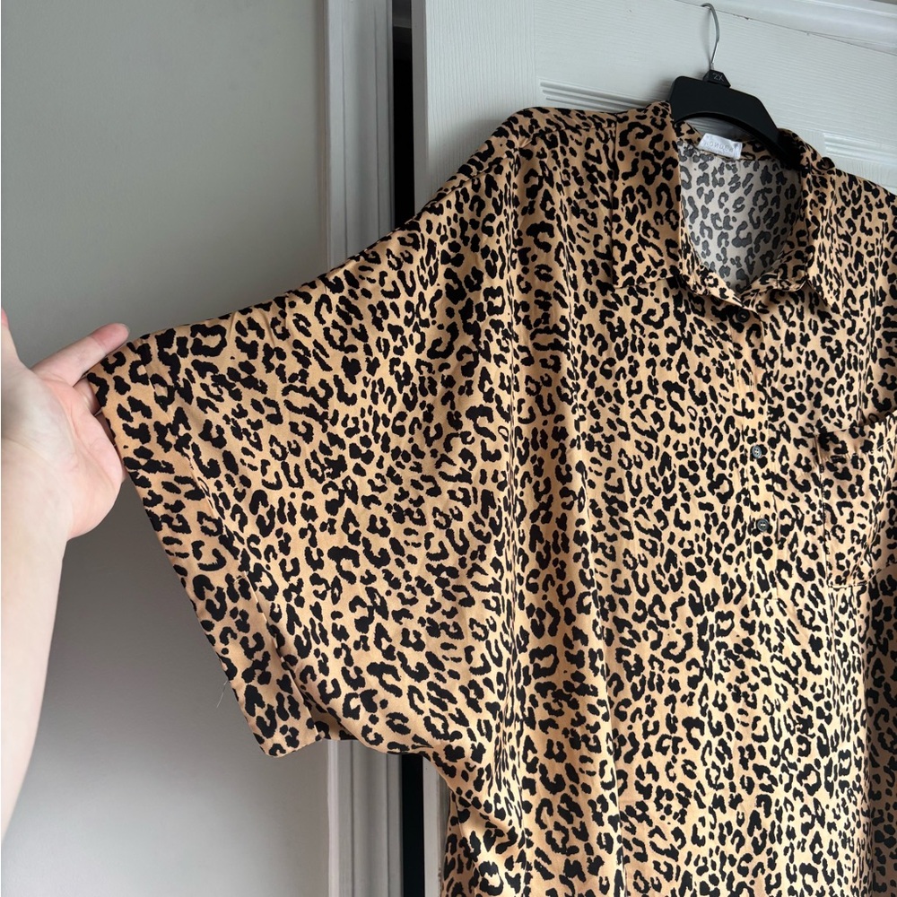 Chic Leopard Print Blouse - Picture 2 of 4